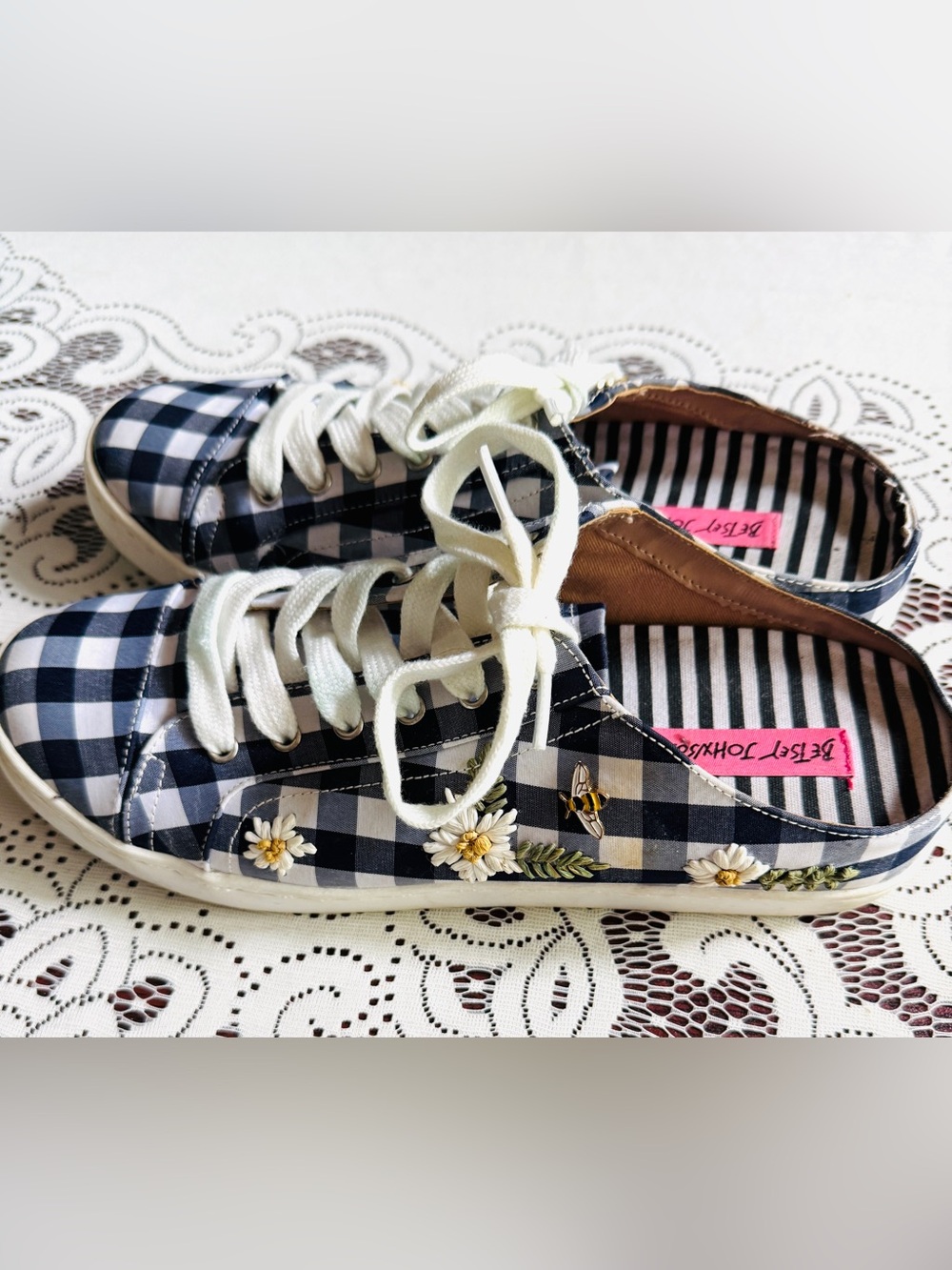 Betsey Johnson Blue Gingham slip-on sneakers daisy bee details size 9.5
